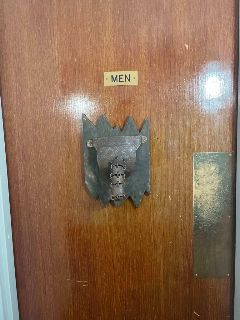 Mensroom door